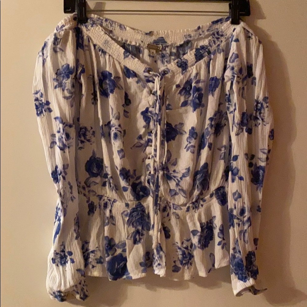 Gimmicks BKE Buckle off shoulder top med